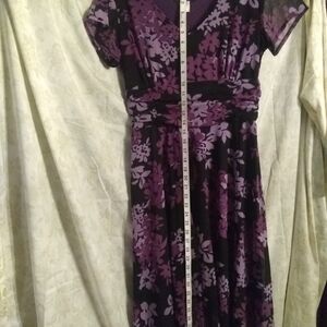 Purple Floral Midi Dress with V-Neck and Short Sleeves